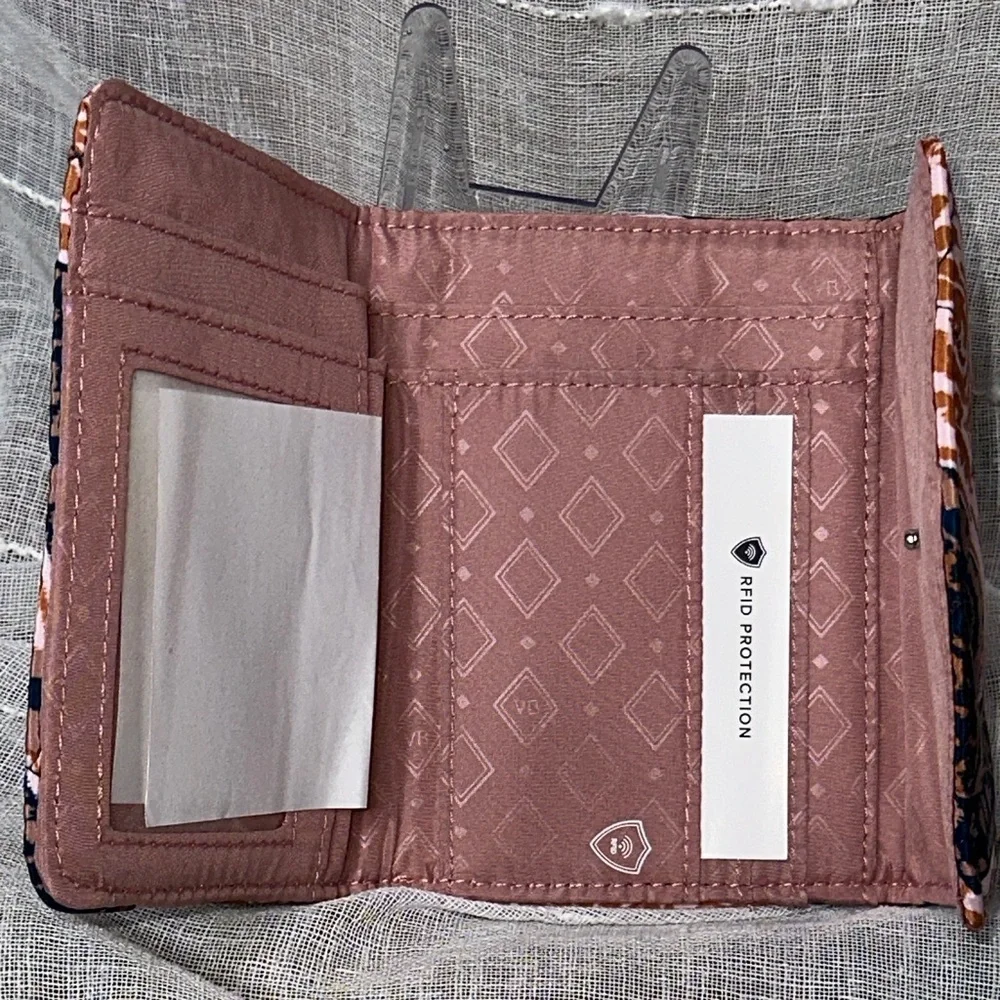 Vera Bradley Fern Paisley Design Ultralight RFID Mini Tri-Fold Wallet NWT
